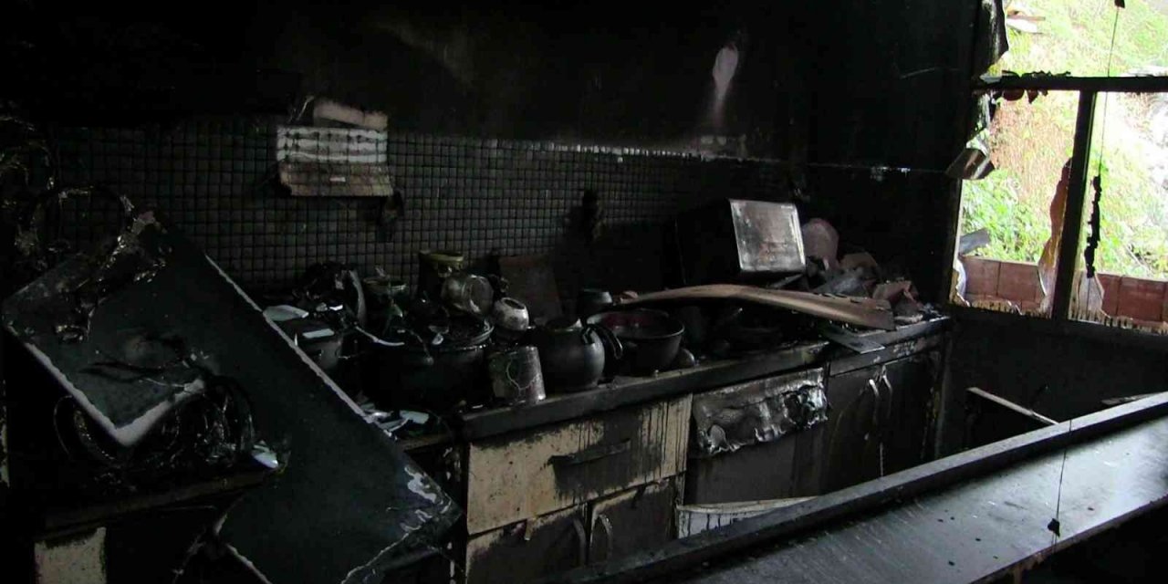 Yeni yıla yangınla girdiler, iki katlı evleri kül oldu