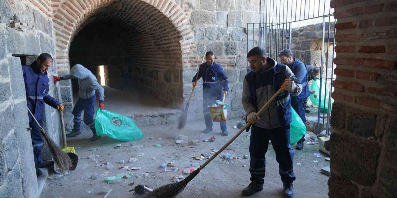 Asırlık surların dipleri ve burçlar temizlendi