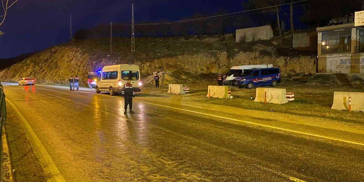 Jandarma denetimlerinde kaçak alkol ve sigaralar ele geçirildi