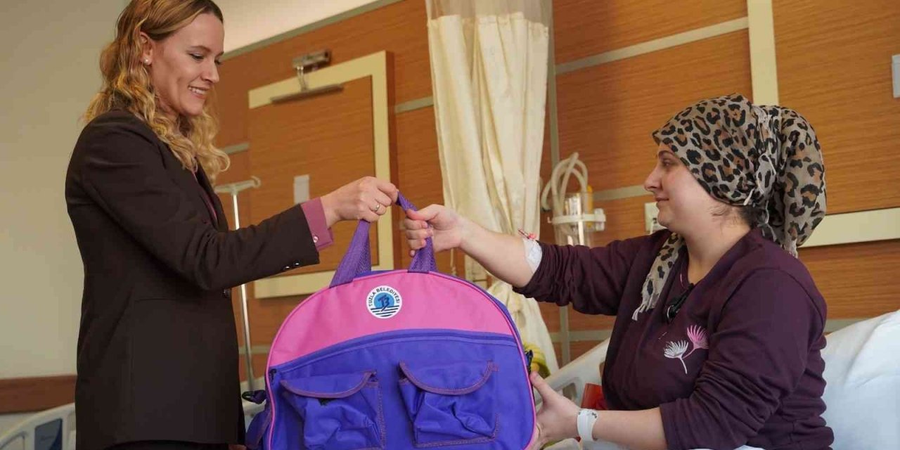 Tuzla’da 2023 yılının ilk bebekleri ve annelerine Başkan Yazıcı’dan hediye