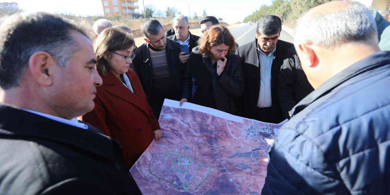 Şahin, yeni yılın ilk gününde trafiğe açılan yeni yolları inceledi