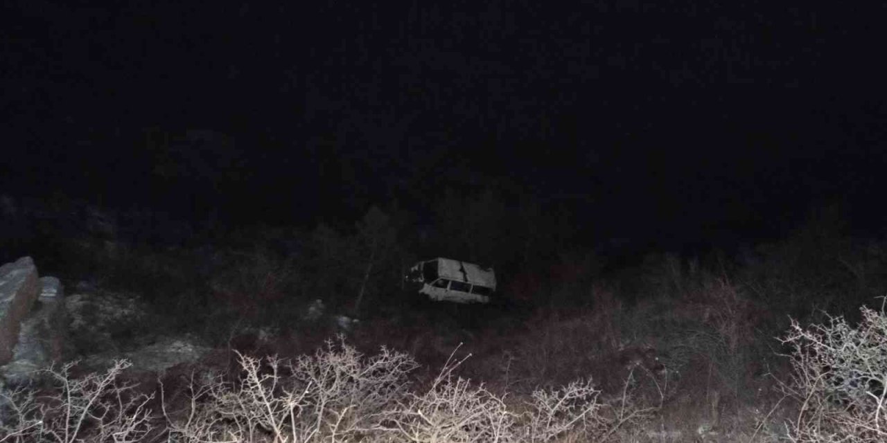 40 metreden uçuruma yuvarlanan minibüs ağaca çarparak asılı kaldı: 3 yaralı