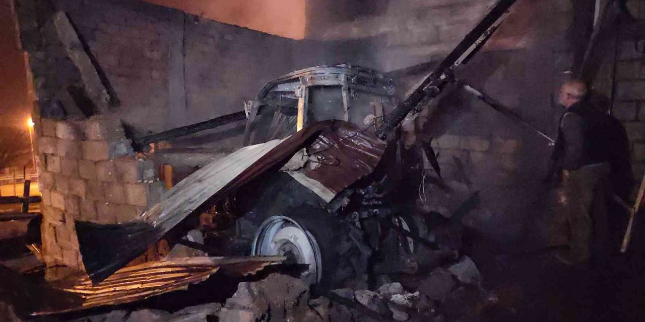 Garaj yangınında traktör alevlere teslim oldu