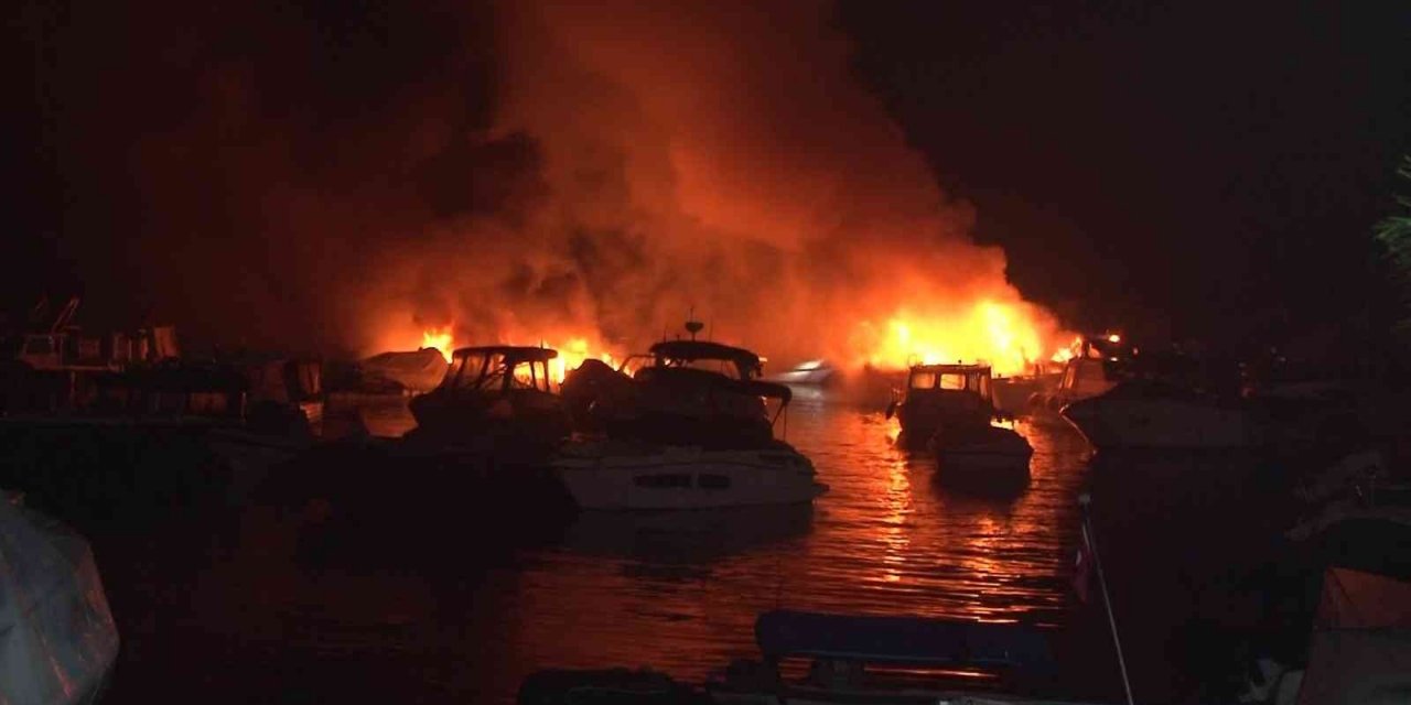 Caddebostan yat limanında tekneler alev alev yandı