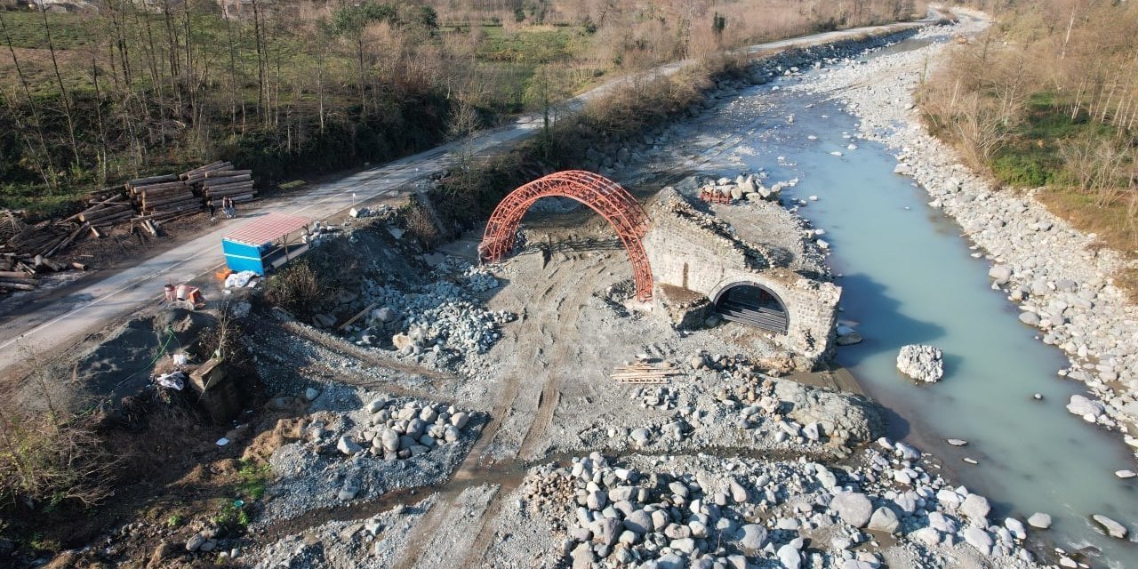 Sel sularının yıktığı 400 yıllık tarihi taş kemer köprü restore ediliyor
