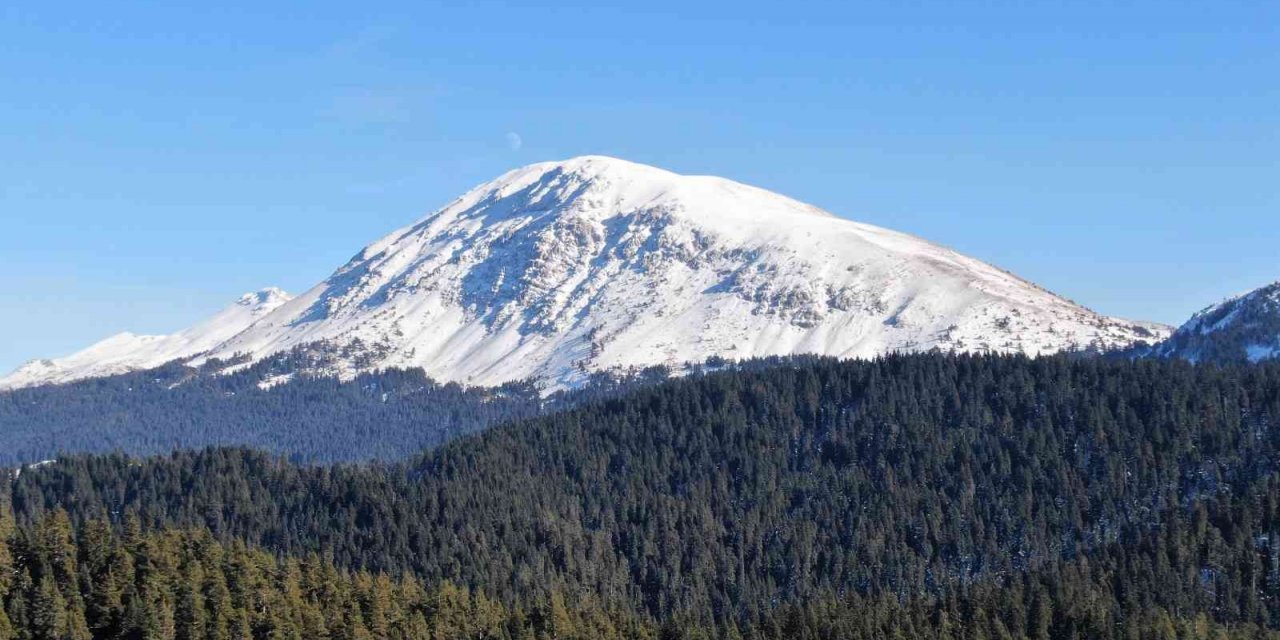 Beyaz örtüyle kaplanan Ilgaz Dağı’nda mest eden kar manzarası