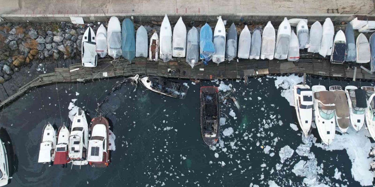 Caddebostan yat limanında yanan tekneler havadan görüntülendi