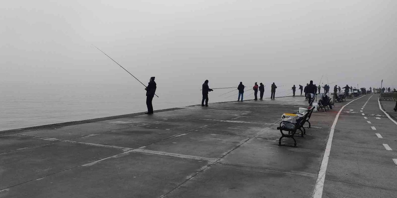 Boğaz’da gün doğumu sırasında sis etkili oldu: Ortaya kartpostallık görüntüler çıktı