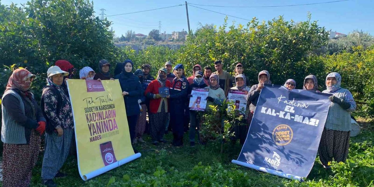 Jandarma limon bahçesinde işçilere ’Kadına El Kalkamaz’ projesini anlattı