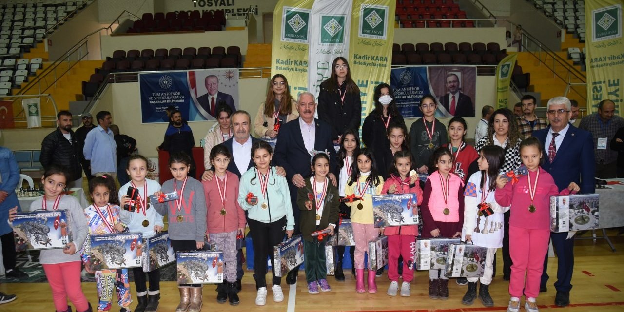 Satranç turnuvasında 243 sporcu yarıştı