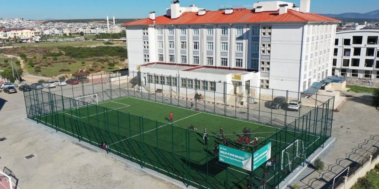 Didim Anadolu İmam Hatip Lisesi’nde halı saha hizmete girdi
