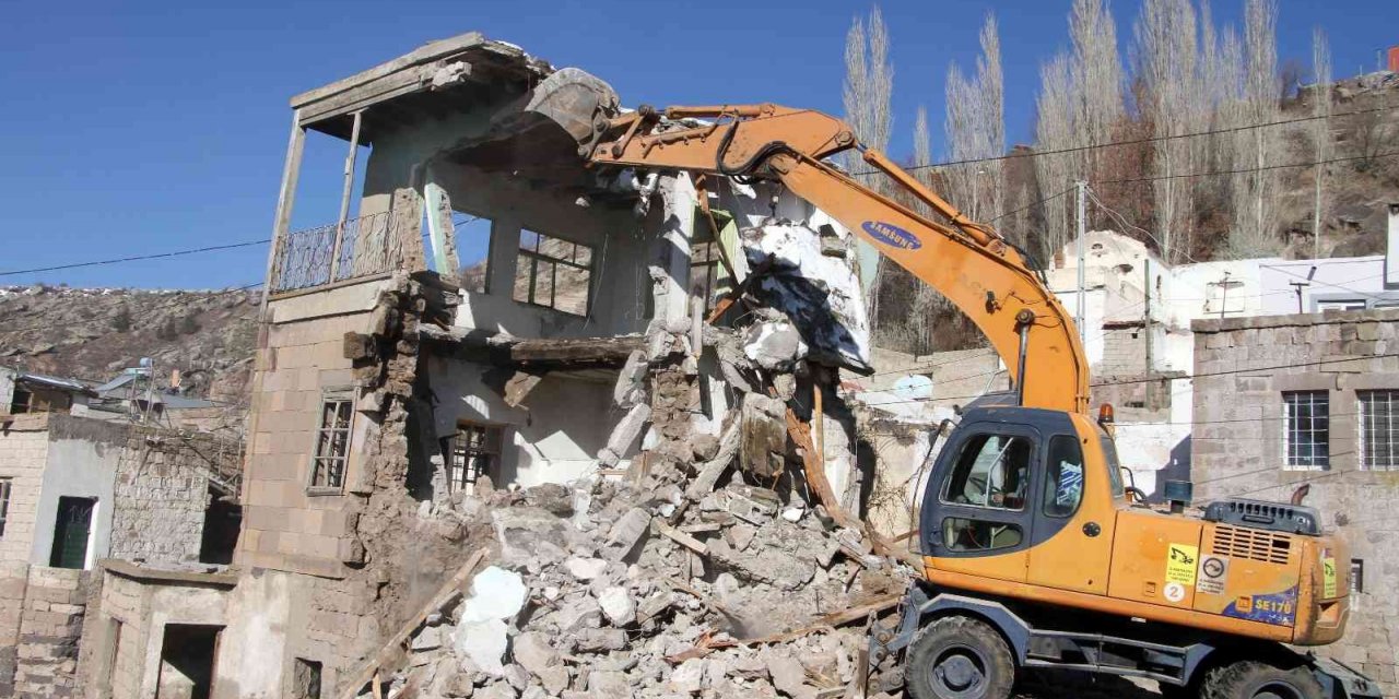 Talas kırsalında metruk binalar yıkılıyor