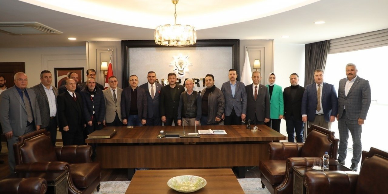 AK Parti İzmir’den oda başkanlarına rozet