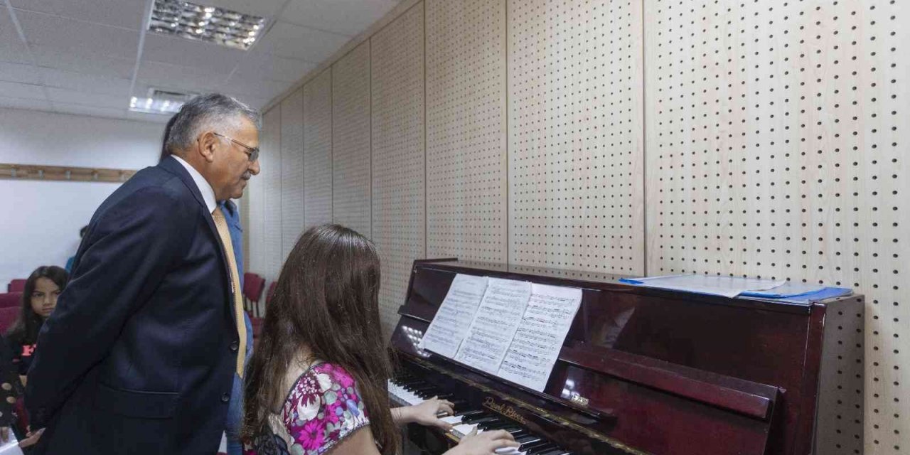 Büyükşehir Belediyesi Konservatuvarı’nda birbirinden güzel kurslar veriliyor