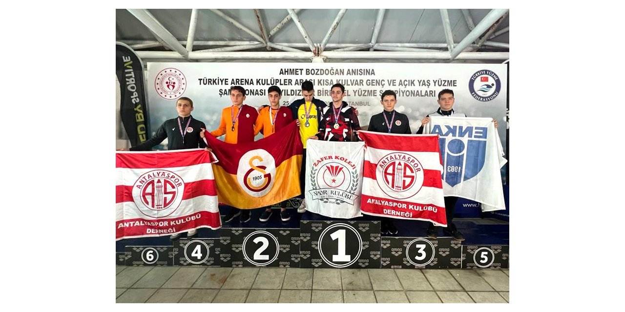 Yüzücüler Antalyaspor bayrağını kürsüye taşıdı