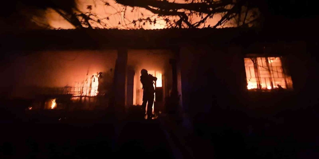 Seydikemer’de ev yangını