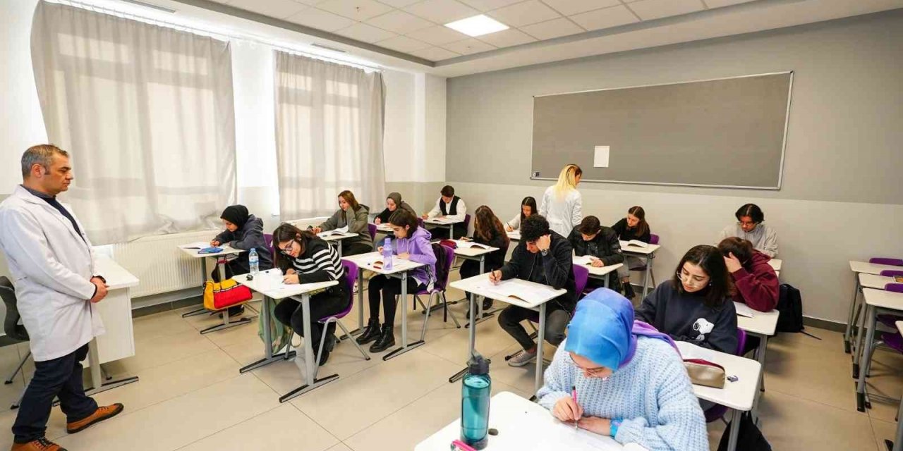 Lise öğrencilerine ücretsiz deneme sınavı yapıldı