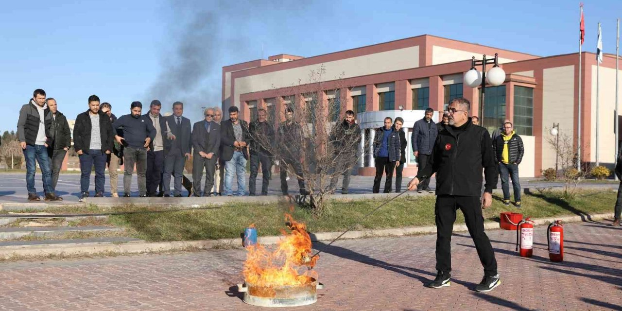 Dicle Üniversitesi personeline yangın eğitimi ve tatbikatı