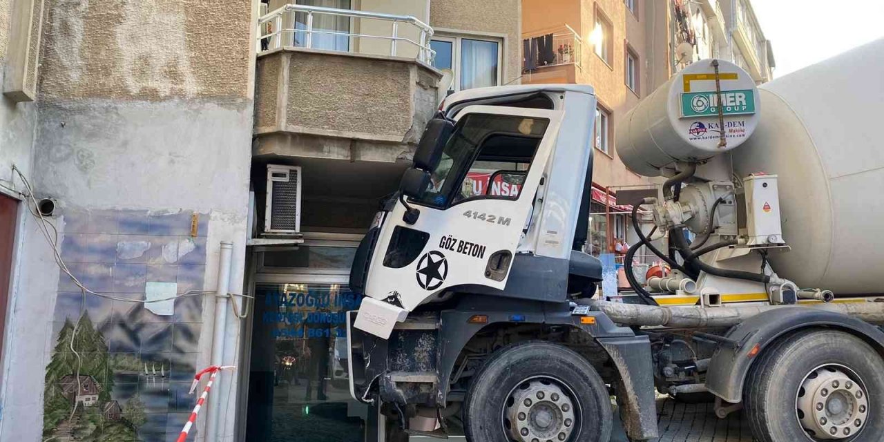 Üsküdar’da beton mikserinin binaya çarptığı anlar kamerada