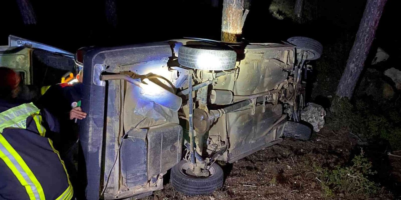 Aileyi taşıyan otomobil şarampole yuvarlandı; 1’i ağır 3 yaralı