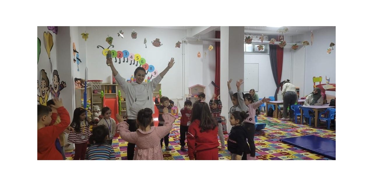 Anne çocuk oyun evlerinde eğlenceli jimnastik dersleri