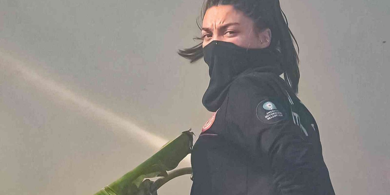 Kadın itfaiyeciler alevlerin arasında erkek meslektaşlarını aratmadı