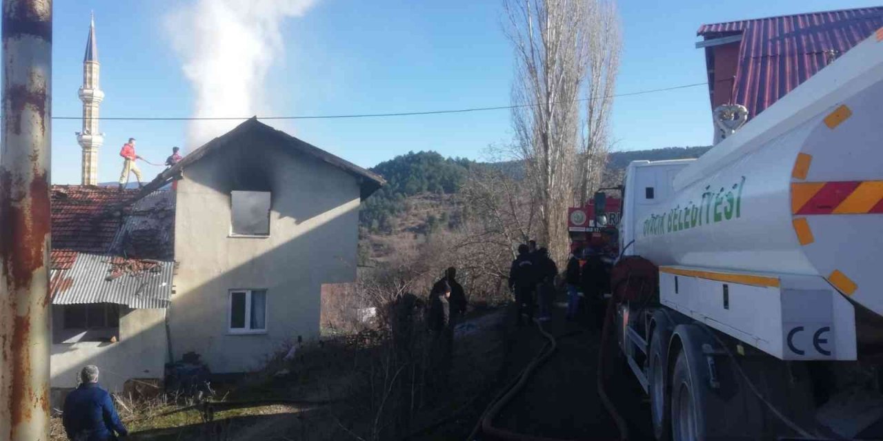 Karabük’te iki katlı ev yangın sonrası kullanılamaz hale geldi
