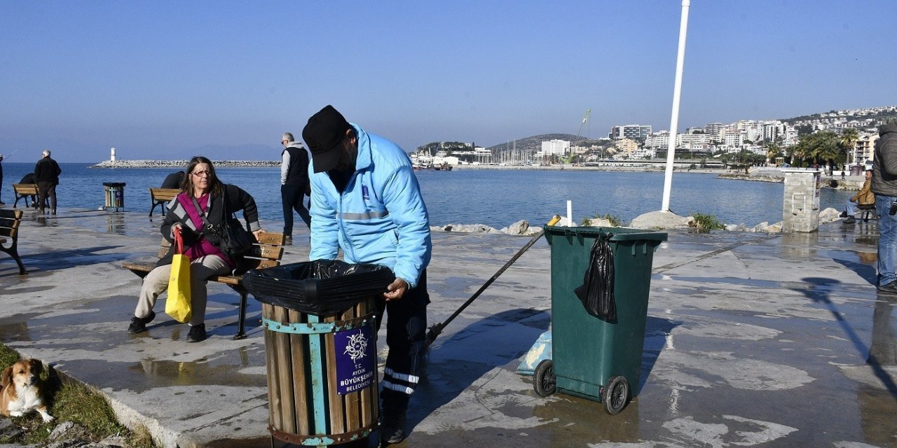 Kuşadası’nda yeni yıl sonrası temizlik çalışması yapıldı