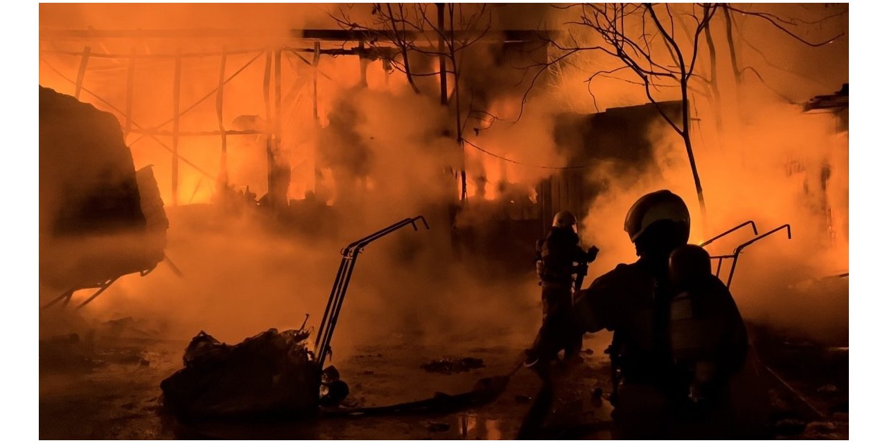 Geri dönüşüm deposu alevlere teslim oldu, yangın 1 saatte söndürüldü