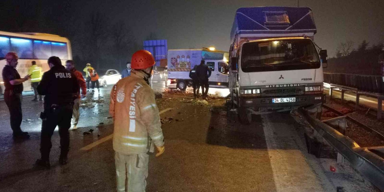 Bayrampaşa’da kamyonet ile otomobil çarpıştı: 6 yaralı