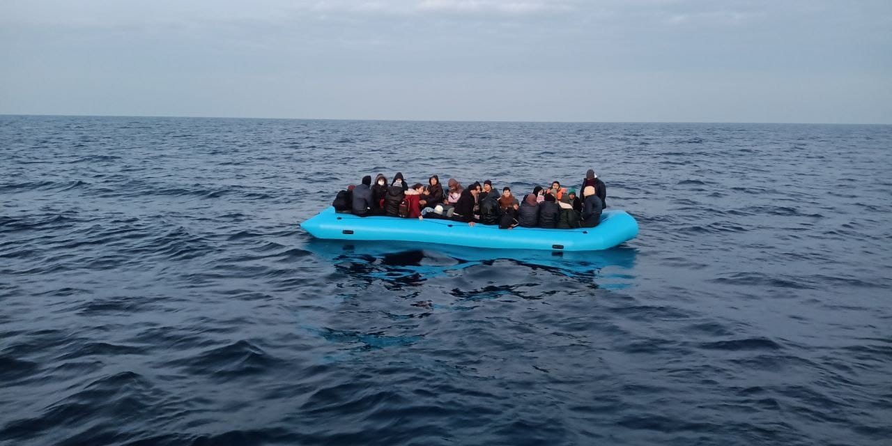 Yunan unsurları tarafından ölüme terk edilen 61 kaçak göçmen kurtarıldı