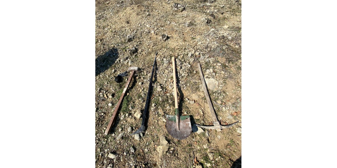 Çal jandarmasından kaçak kazı şebekesine suçüstü