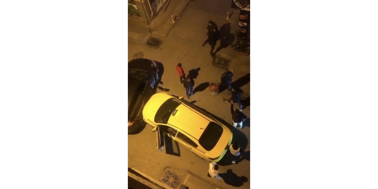 Otomobiline çarpan taksi sürücüsünü dövdü