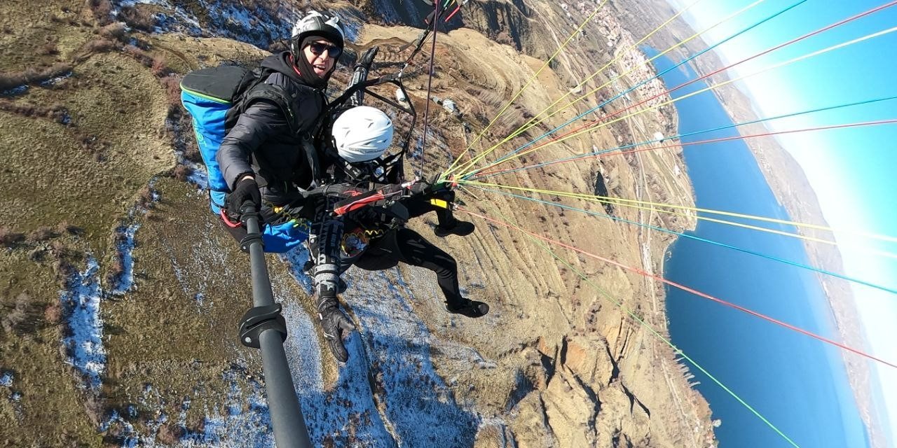 Göl manzarası eşliğinde Hazarbaba Dağı’nda yamaç paraşütü keyfi