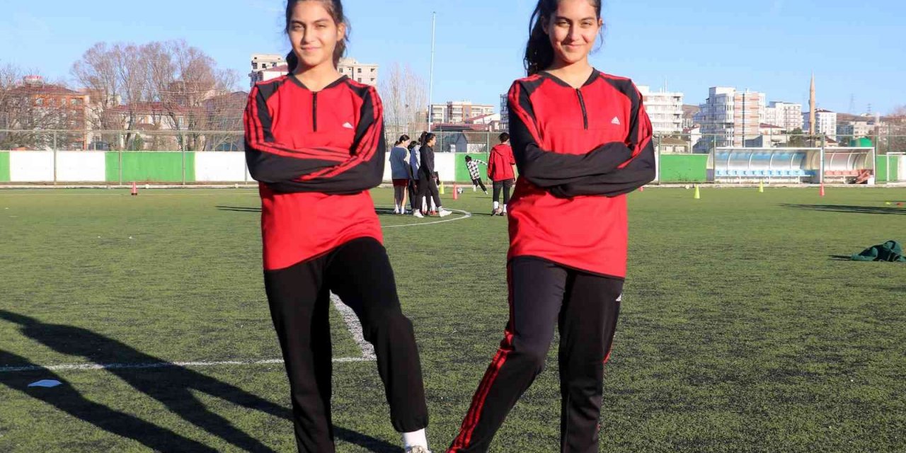 Aynı takımda top koşturan tek yumurta ikizler, oyun içinde karıştırılabiliyor