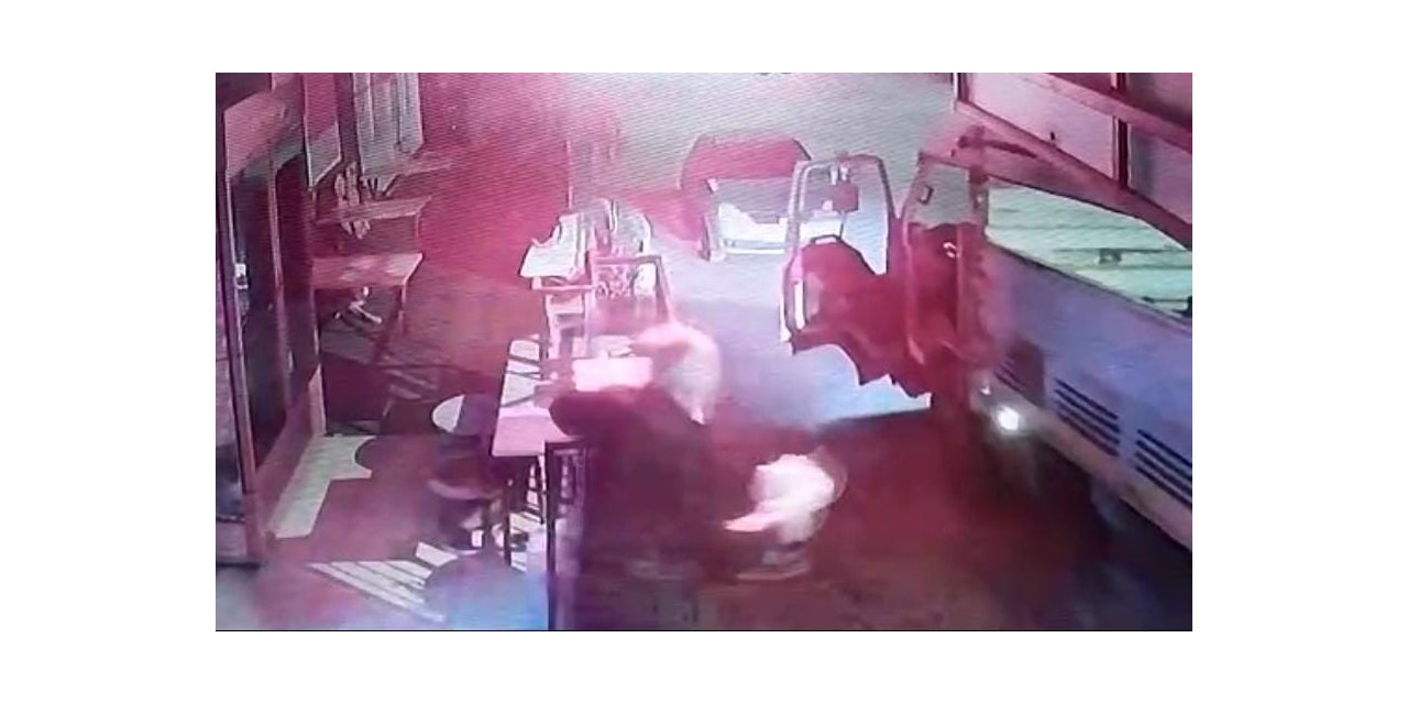 Freni boşalan kamyonetin sürücüsü ölümle burun buruna geldi: O anlar kamerada