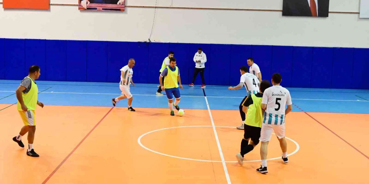 Kemer’de kurumlar arası futsal turnuvası başladı