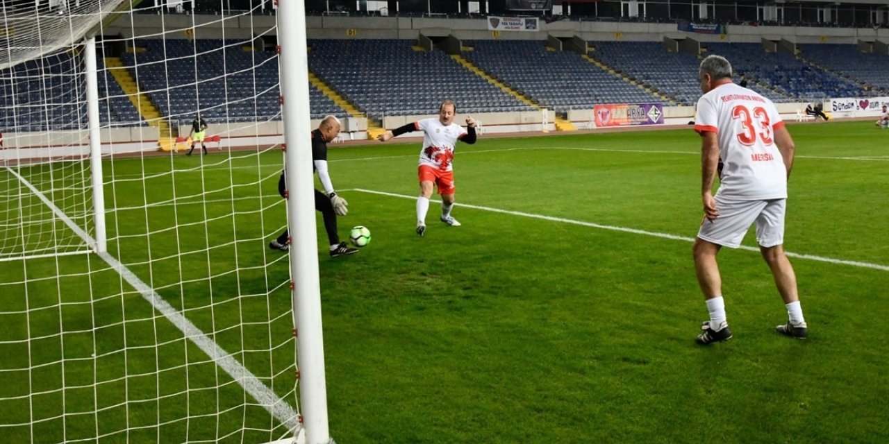 Vali Pehlivan, futbol müsabakasına katıldı