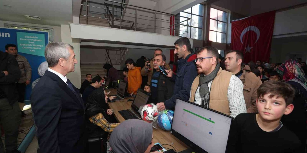 Şahinbey’de 63 bin öğrencinin yüzü güldü