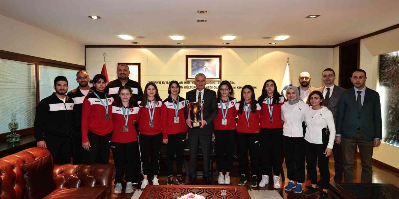 Başkan Zolan ile kupa hatırası