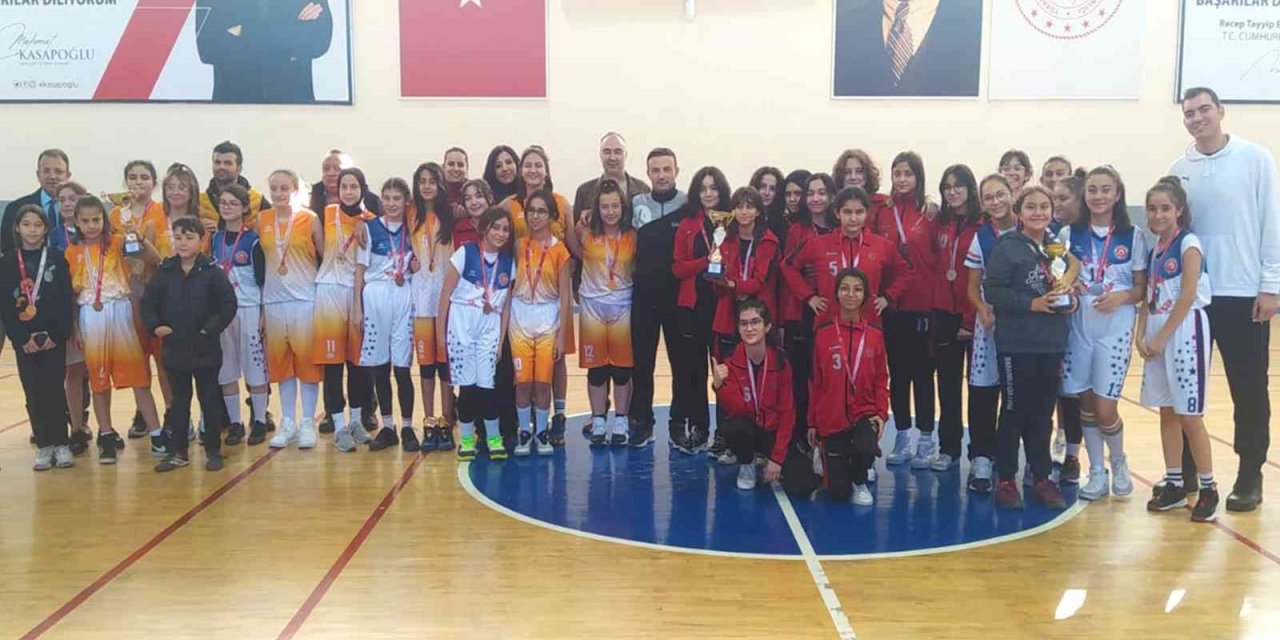 Karaman’da düzenlenen okul sporları yıldızlar basketbol müsabakaları sona erdi