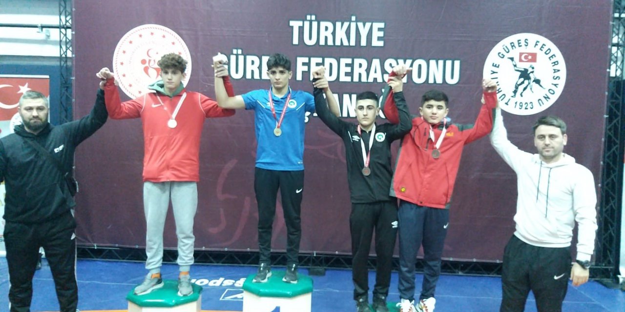 Düzceli güreşçiler 4 madalya ile döndü