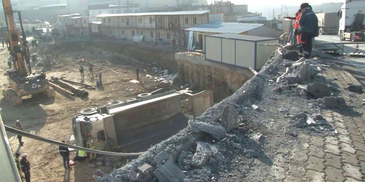 Başakşehir’de hafriyat kamyonu şantiye alanına uçtu