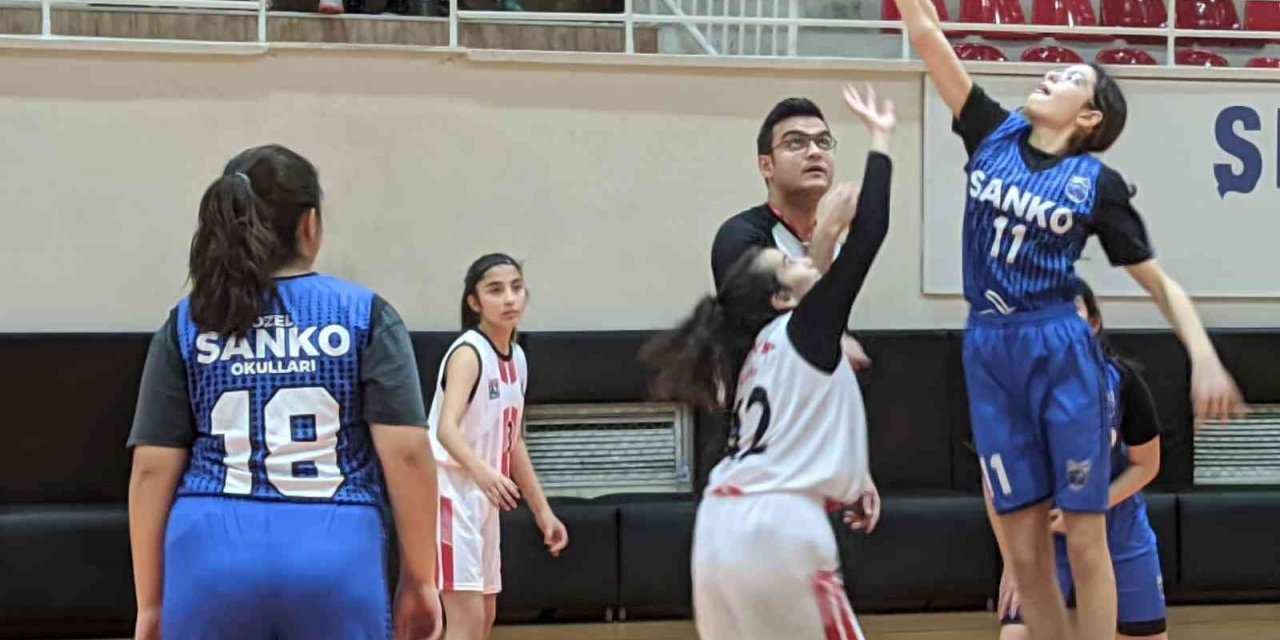 Sanko okulları basketbol takımı il ikincisi oldu
