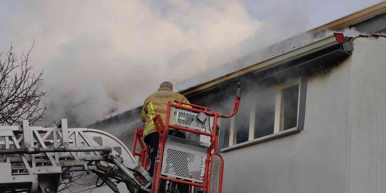3 katlı binada korkutan yangın
