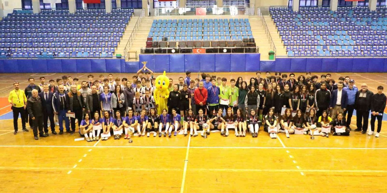 Genç Futsal şampiyonları kupayı kaldırdı