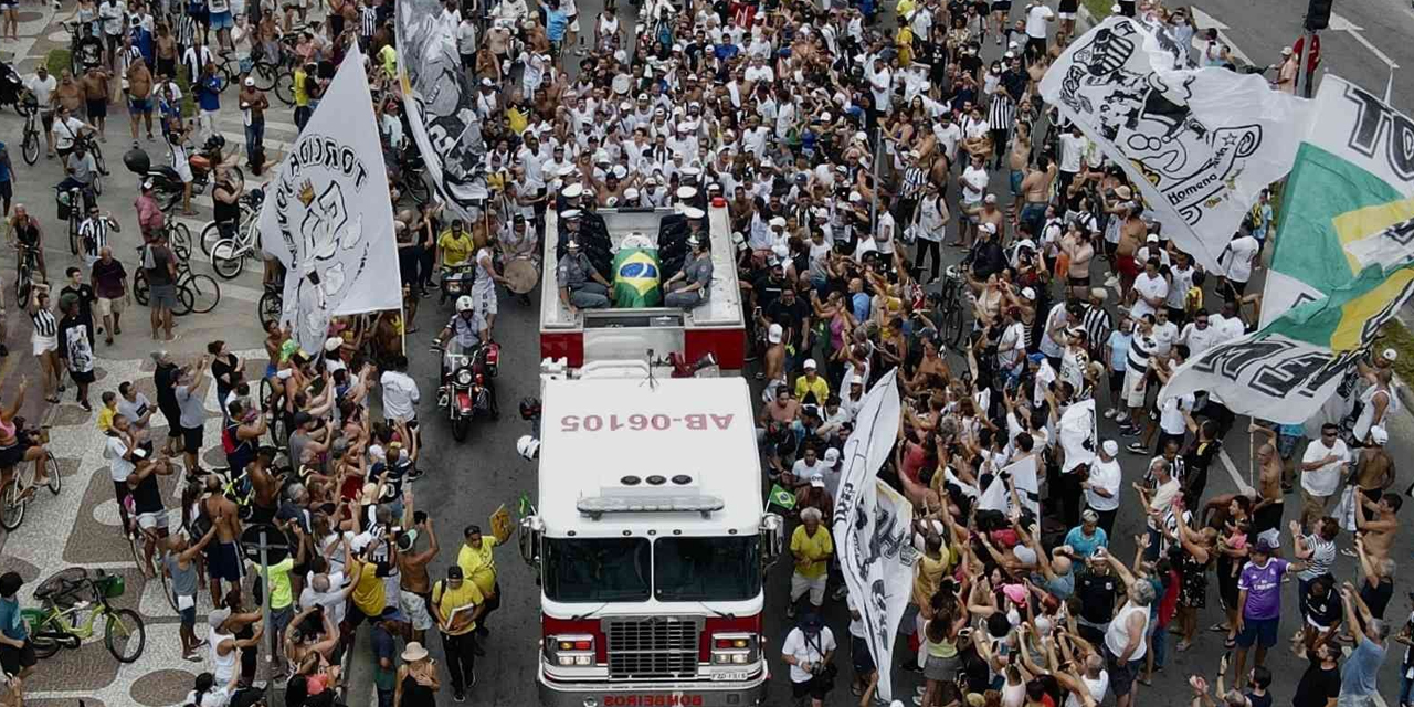 Futbolun efsanesi Pele, son yolculuğuna böyle uğurlandı