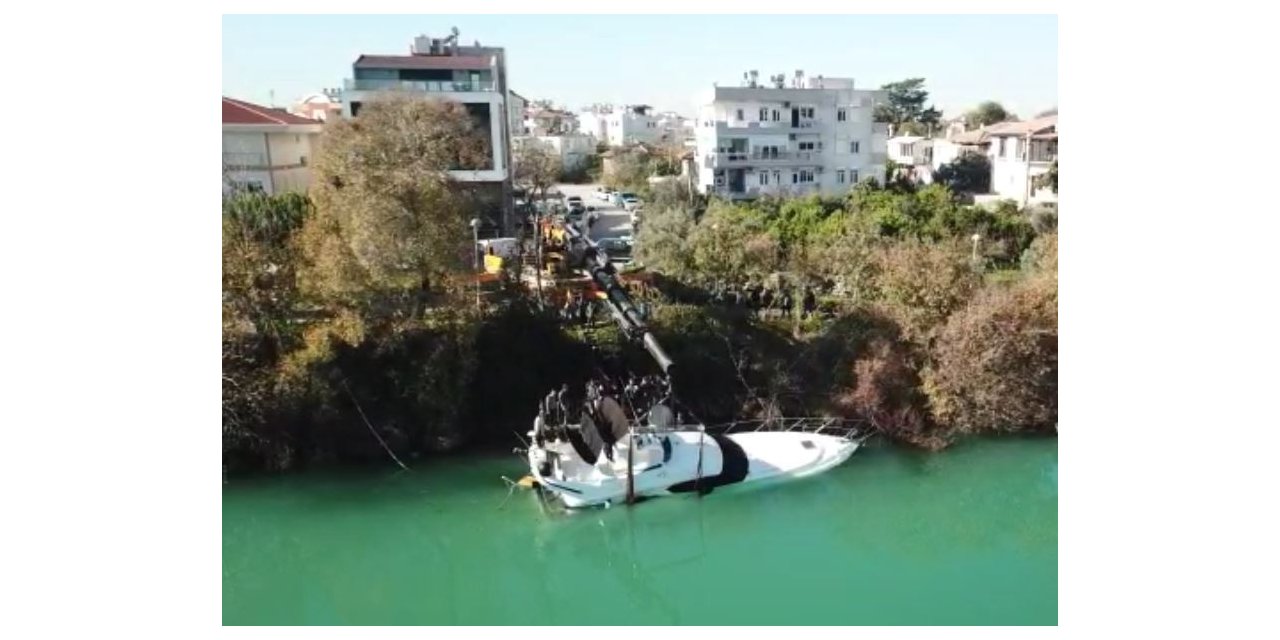 15 metrelik yatın suya batmaması için büyük mücadele verdiler