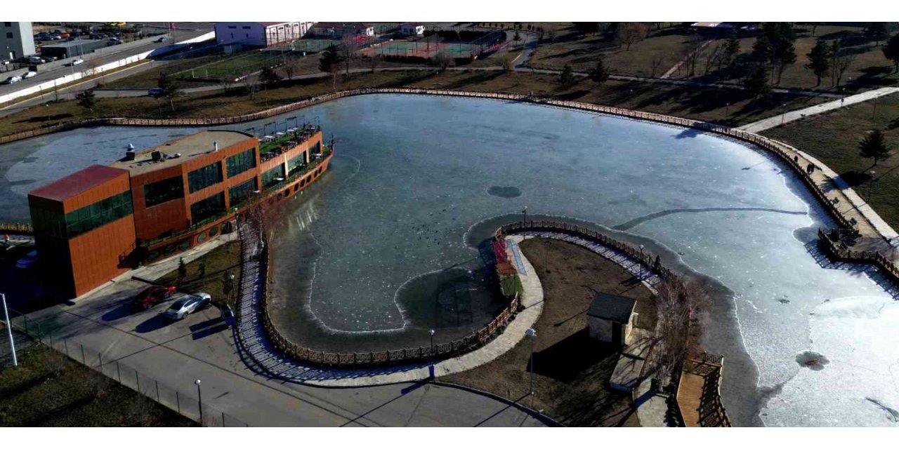 Erzurum’da bir göl, soğuk havanın etkisiyle donarak buz tuttu