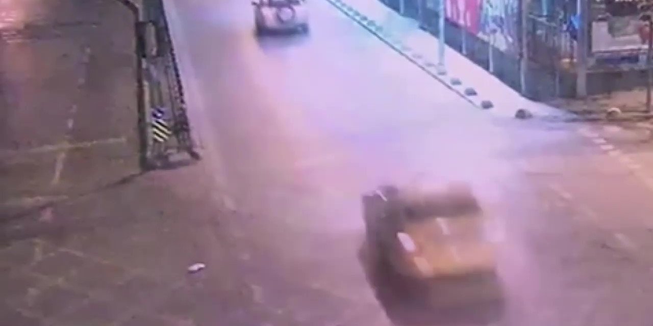 Kadıköy’de taksici dehşeti: iki kadının peşine takıldı, bilerek araçlarına çarptı